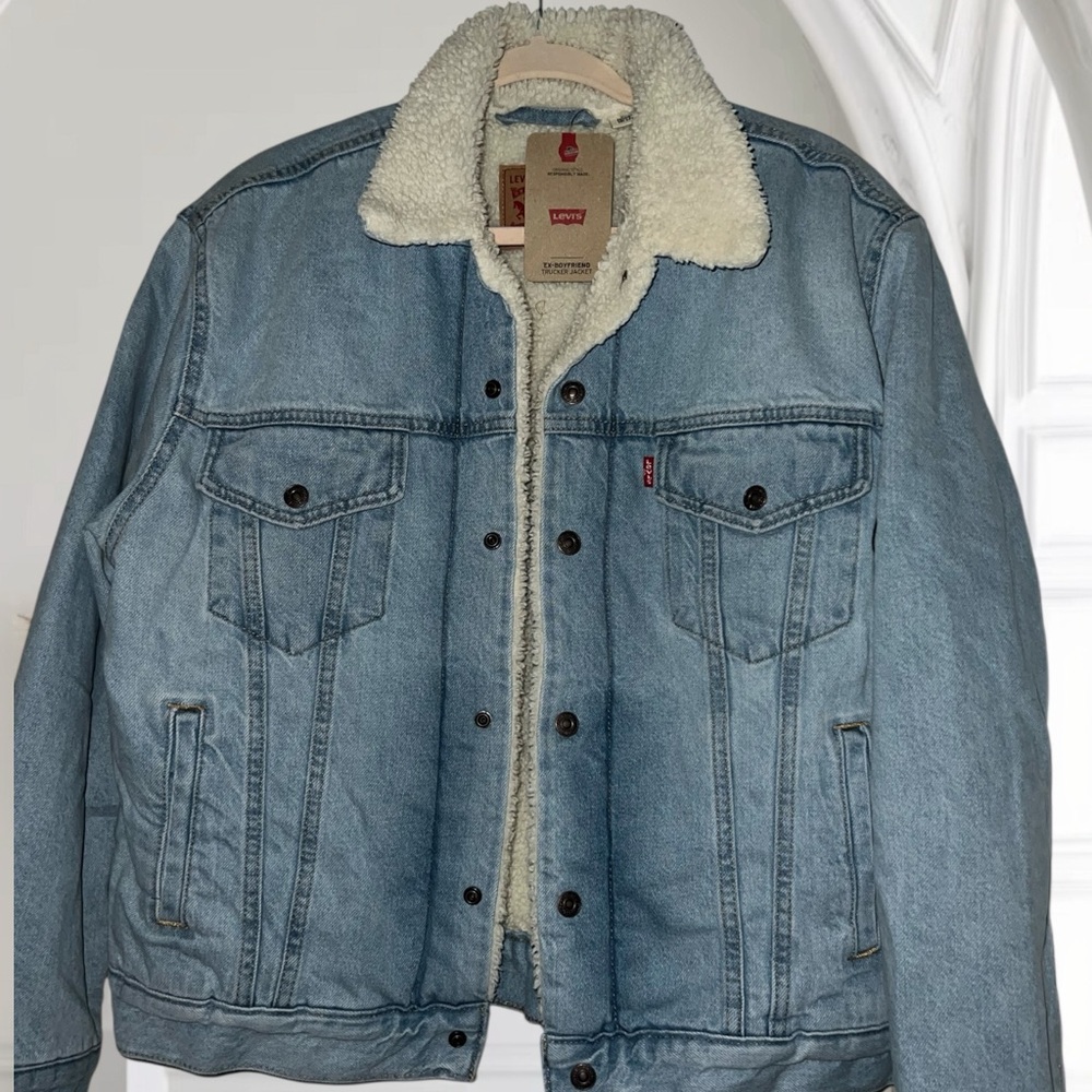 Levi's  Ex boyfriend Trucker Jacket 
Light Blue Denim Sherpa Jacket *NWT*
